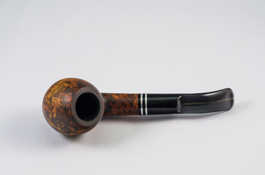 Cachimbo isolado em fundo branco