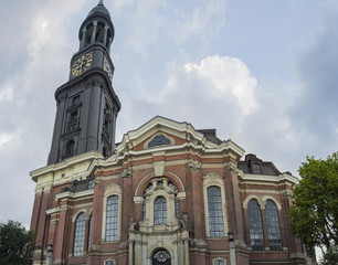 Fototapeta na wymiar Iglesia de San Miguel , visita en Hamburgo, Alemania en las vacaciones de verano de 2017