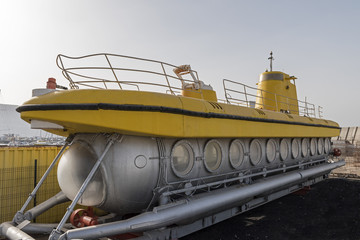submarino amarillo para observación de fondos marinos