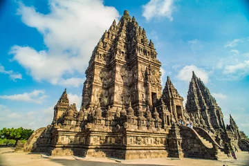 Foto op Plexiglas Prambanan of Candi Rara Jonggrang is een hindoeïstisch tempelcomplex op Java, Indonesië, gewijd aan de Trimurti: de Schepper (Brahma), de Onderhouder (Vishnu) en de Vernietiger (Shiva) © Thananithaporn