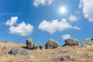 Blick auf trockenes Feld mit großen Steinen 