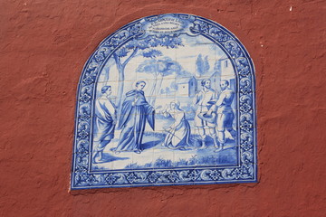 Fliesenbild an einer portugiesischen Hauswand