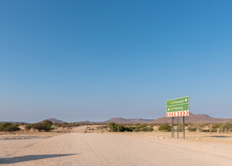 Directional sign and distance sign on the C40-road