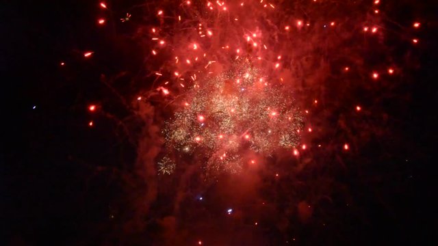 Fuochi pirotecnci _ bombe colorate che esplodono nel cielo di notte