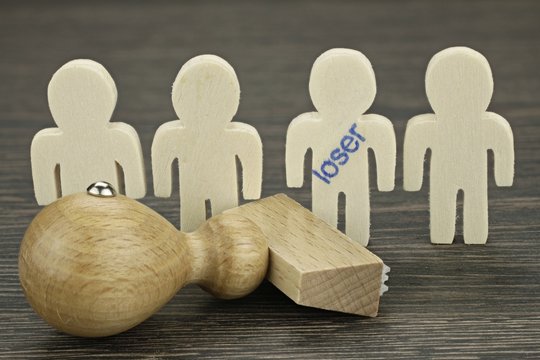 Globalisierung bedeutet Stellenabbau und manch einer wird zum Loser &ndash; hier symbolisch dargestellt