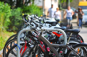 Fahrradständer aus Edelstahl vor einem öffentlichen Gebäude