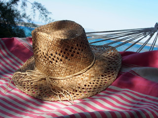 Urlaub am Meer: Strohhut, Strandtuch, Hängematte