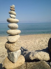 scultura sassi sulla spiaggia