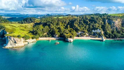 Fototapeten Luftbild auf einer abgelegenen Ozeanküste mit kleinen Buchten und Bergen im Hintergrund. Coromandel, Neuseeland. © Dmitri
