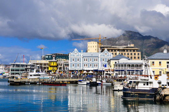 Kapstadt - Waterfront mit Tafelberg; Südafrika