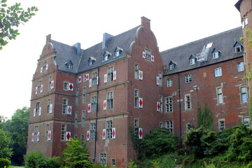 Obraz premium Schloss Bedburg im Sommer