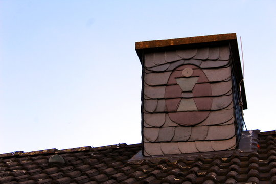 Kelch und Hostie auf dem Dach der Sakristein von St. Willibrord, Bedburg-Kirdorf