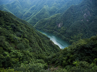 Obraz na płótnie Canvas A river surrounded by mountains