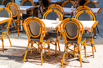 Fototapeta na wymiar Small restaurant garden with tables and chairs on the street