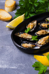 Baked mussels with cheese