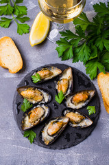 Baked mussels with cheese