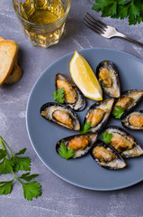 Baked mussels with cheese