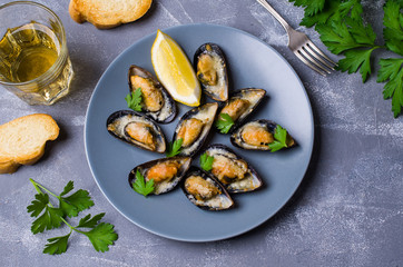 Baked mussels with cheese