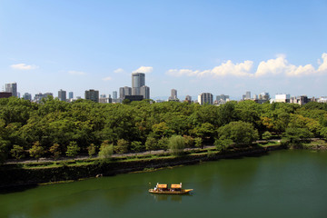 Fototapeta premium A view of a boat and the skyline of Osaka city