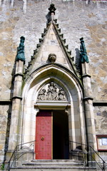 Piękne zabytkowe wejście z neogotyckim portalem nad bramą