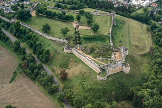 Vue a&eacute;rienne des ruines du ch&acirc;teau de Coucy dans l'Aisne en France