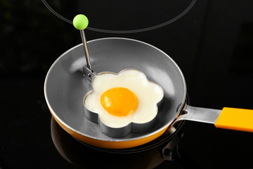 Cooking of delicious sunny side up egg in mold