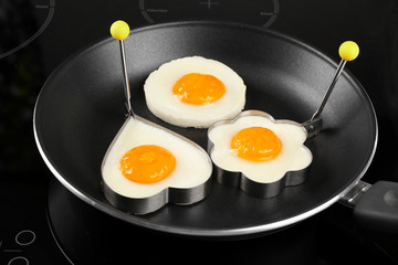 Cooking of delicious sunny side up eggs in molds