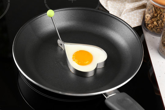 Cooking of delicious sunny side up egg in mold