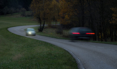 Auto mit defektem Scheinwerfer links gefährdet Gegenverkehr - Car with defective headlamp left...
