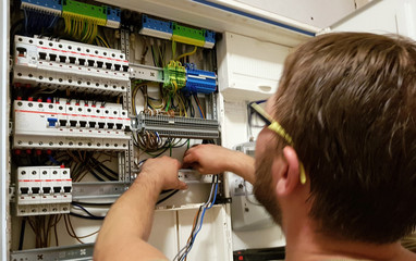Elektiker bei der Arbeit