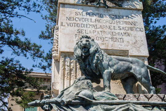 Aci Catena (Sicilia), Monumento ai caduti della prima e della seconda guerra mondiale