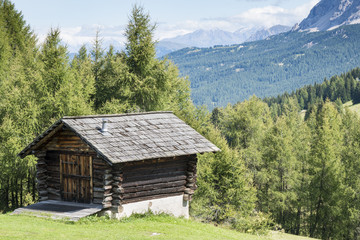 Obraz premium Old wooden house in mountain. Dolomites, Italy