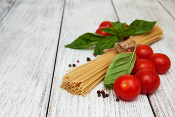 spaghetti, basil and tomatoes