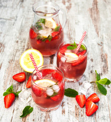 Lemonade with srtawberries