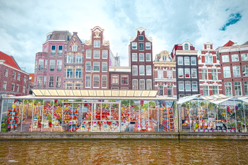 Naklejka premium Targ kwiatowy w Amsterdamie (Bloemenmarkt), szeroki kąt
