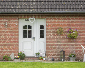 Weiße Haustür eines Hauses