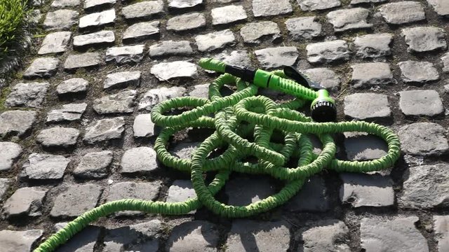 flexibler Gartenschlauch, der sich unter Wasserdruck ausdehnt