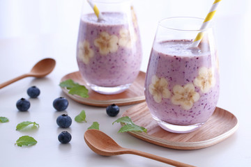 ブルーベリー、バナナ、ヨーグルトスムージー