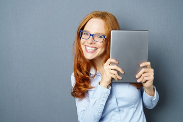 glückliche frau zeigt ihr tablet