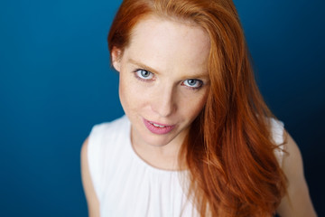 Fototapeta premium attraktive frau mit blauen augen und langen roten haaren