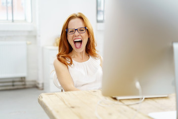 frau am computer ruft um hilfe