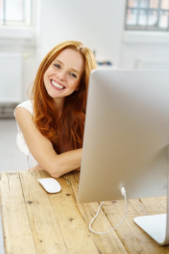 lächelnde frau arbeitet zuhause am computer
