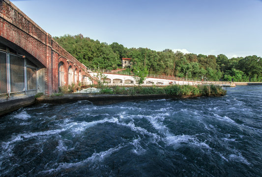 la forte corrente generata da una diga sul Naviglio grande