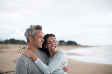 Obraz premium middle-aged couple walking on the beach