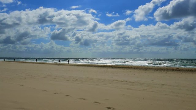 Wellen am Nordsee Strand  im sp&auml;ten Sonnenlicht