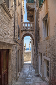 Fototapeta Old alley with balcony, Croatia