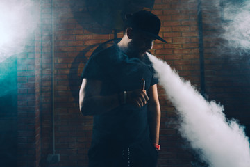 Obraz premium Man vaping an electronic cigarette