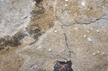 Alte Wand mit Feuchtigkeit und Rissen