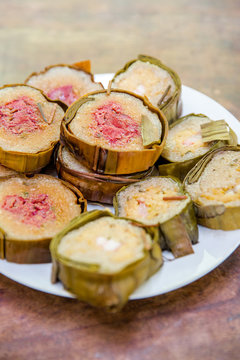 Vietnam, Cần Thơ, Cái Răng, Zum vietnamesischen Neujahrsfest (Tet Fest) werden Süßigkeiten hergestellt. Hier im Bild der sogenannte Tet Keks. In Kochbananen und Reis in Bananenblätter eingewickelt