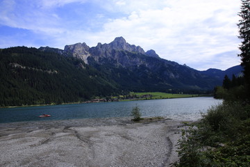 Blick auf den Haldensee mit den Tannheimer Berge im Hintergrund